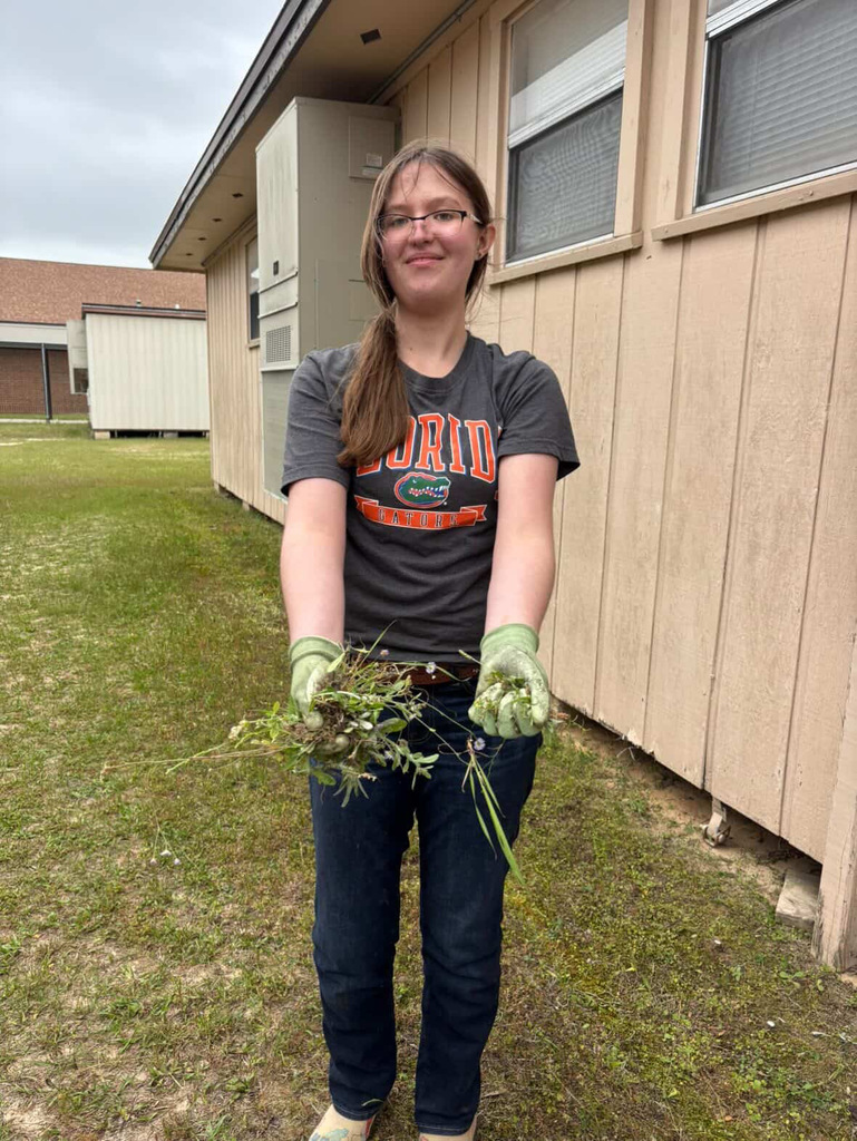 Some of our Senior Board members spent time giving back to their school by participating in a campus cleanup day, pulling weeds and helping keep Ridgeview looking its best. Their willingness to step up and serve reflects true Panther pride and leadership.  We are proud of these seniors for taking initiative and showing that leadership is not just about holding a title, but about making a difference. Thank you for helping keep our campus beautiful!