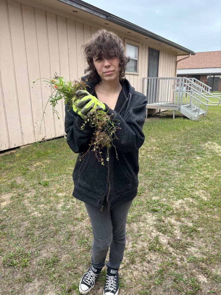 Some of our Senior Board members spent time giving back to their school by participating in a campus cleanup day, pulling weeds and helping keep Ridgeview looking its best. Their willingness to step up and serve reflects true Panther pride and leadership.  We are proud of these seniors for taking initiative and showing that leadership is not just about holding a title, but about making a difference. Thank you for helping keep our campus beautiful!