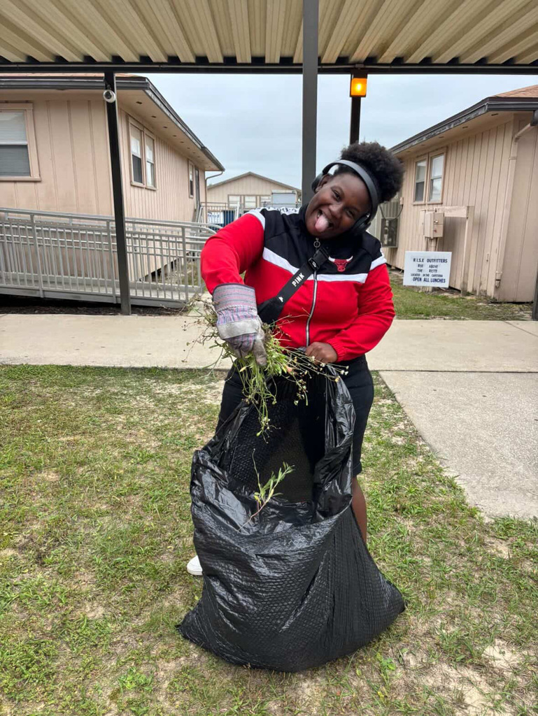 Some of our Senior Board members spent time giving back to their school by participating in a campus cleanup day, pulling weeds and helping keep Ridgeview looking its best. Their willingness to step up and serve reflects true Panther pride and leadership.  We are proud of these seniors for taking initiative and showing that leadership is not just about holding a title, but about making a difference. Thank you for helping keep our campus beautiful!