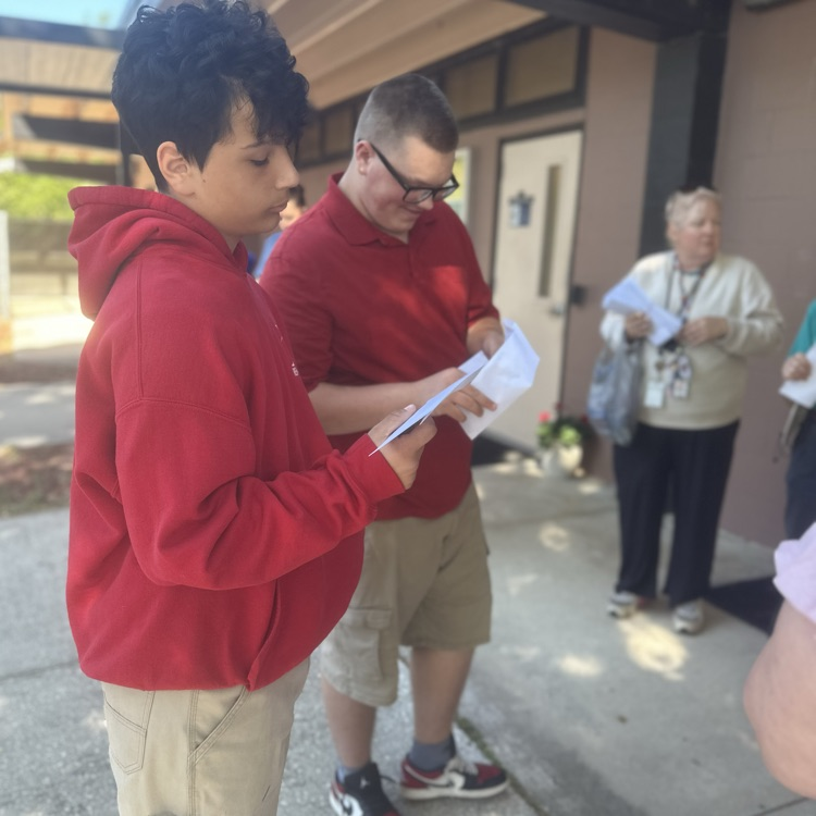 students opening their envelope for their award from the Clay County fair