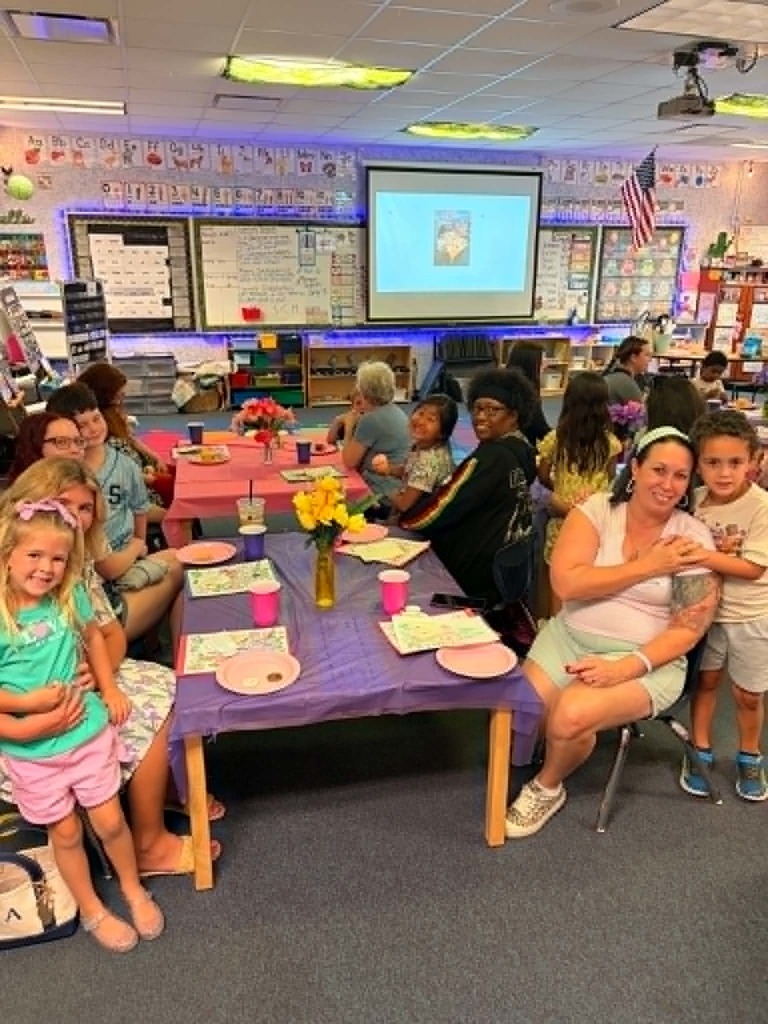 🩷🌷Mother's Day Celebration🌷🩷 Mrs. Madine's Kindergarten kidlets had the best time at their Mother's Day Tea last week!