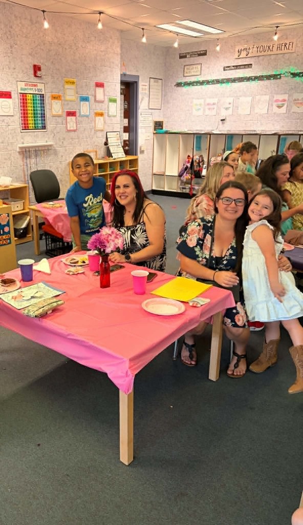 🩷🌷Mother's Day Celebration🌷🩷 Mrs. Madine's Kindergarten kidlets had the best time at their Mother's Day Tea last week!