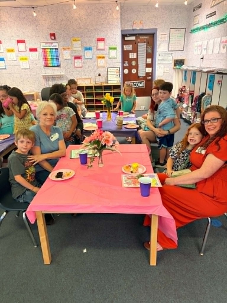 🩷🌷Mother's Day Celebration🌷🩷 Mrs. Madine's Kindergarten kidlets had the best time at their Mother's Day Tea last week!