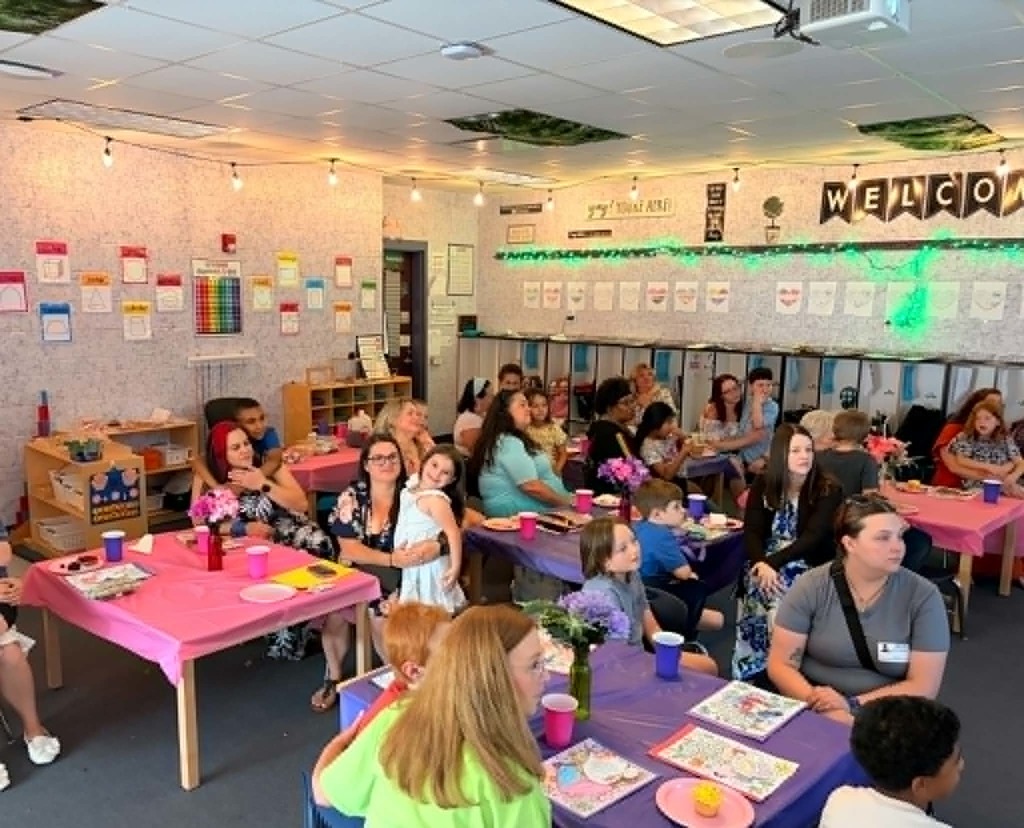 🩷🌷Mother's Day Celebration🌷🩷 Mrs. Madine's Kindergarten kidlets had the best time at their Mother's Day Tea last week!
