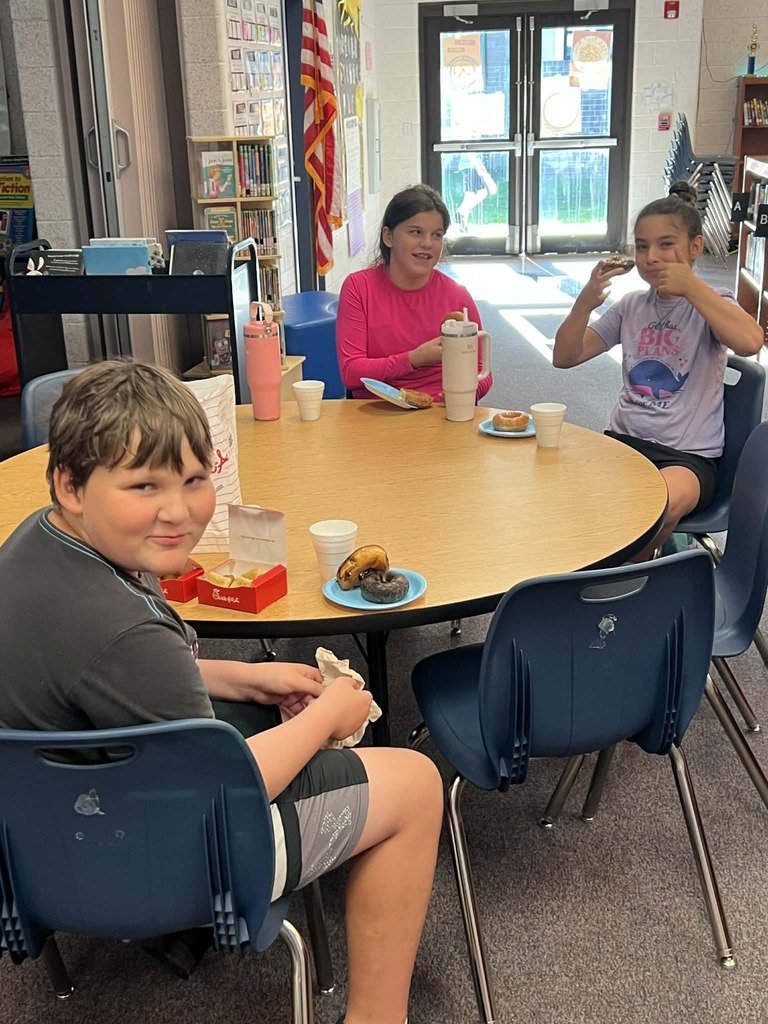 How do we celebrate SPC Reader Leaders?  Donut Style....these kiddos read 3+ SSYRA books to earn a Donut Breakfast with Mrs. Dryden in the library. Way to go!