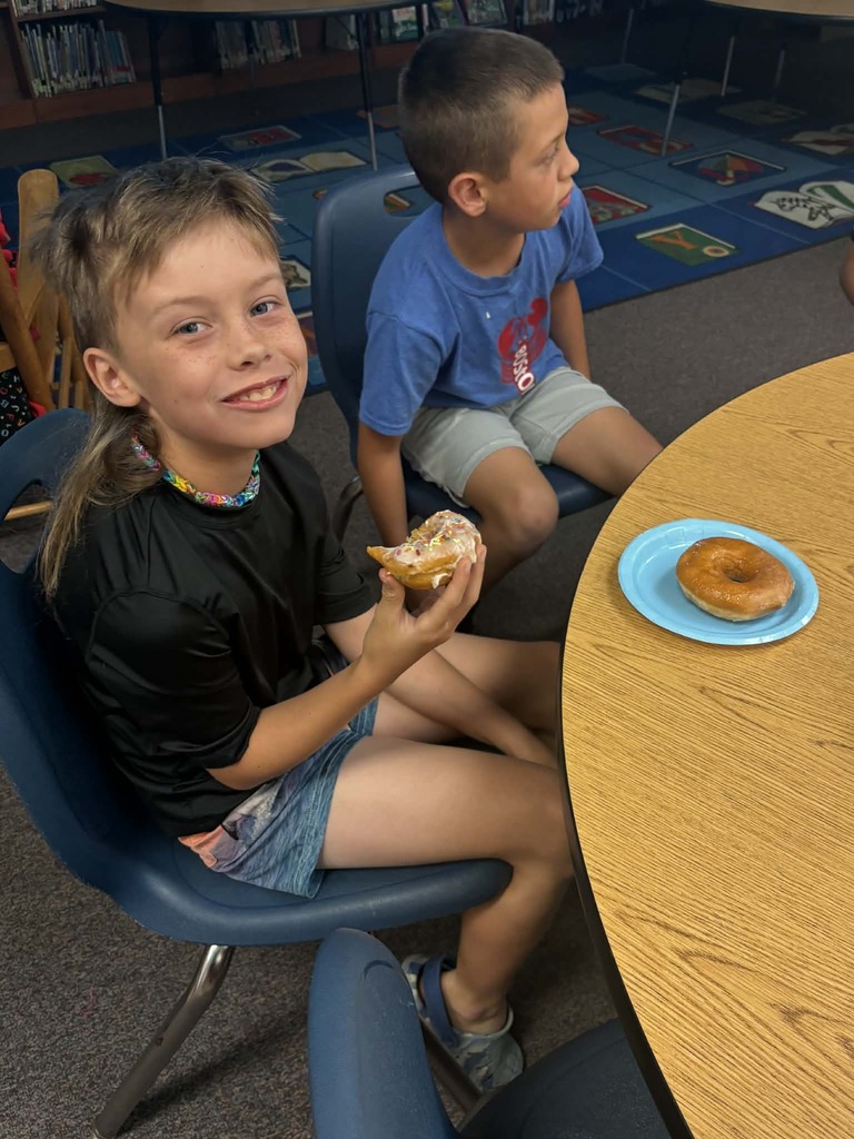 How do we celebrate SPC Reader Leaders?  Donut Style....these kiddos read 3+ SSYRA books to earn a Donut Breakfast with Mrs. Dryden in the library. Way to go!