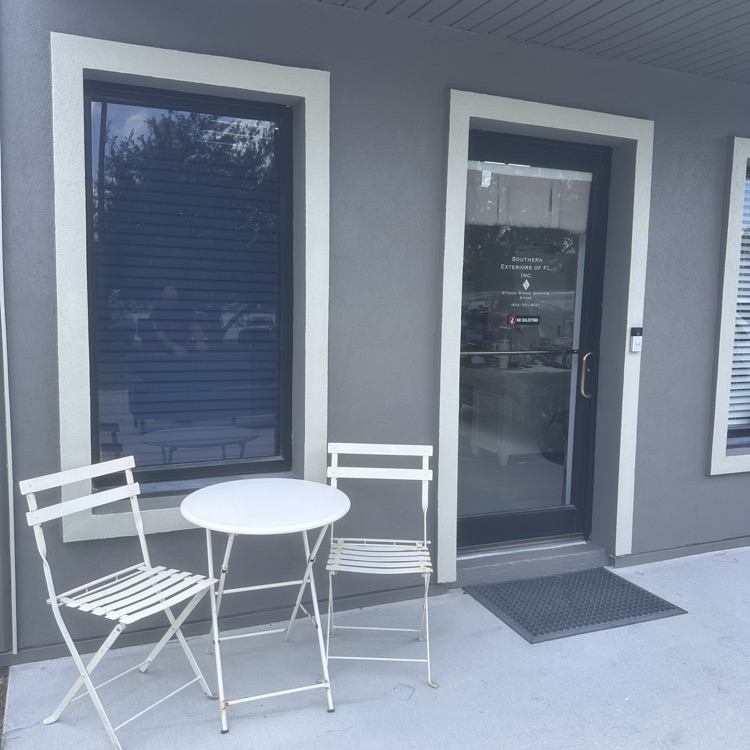 Picture of entrance area of southern exterior