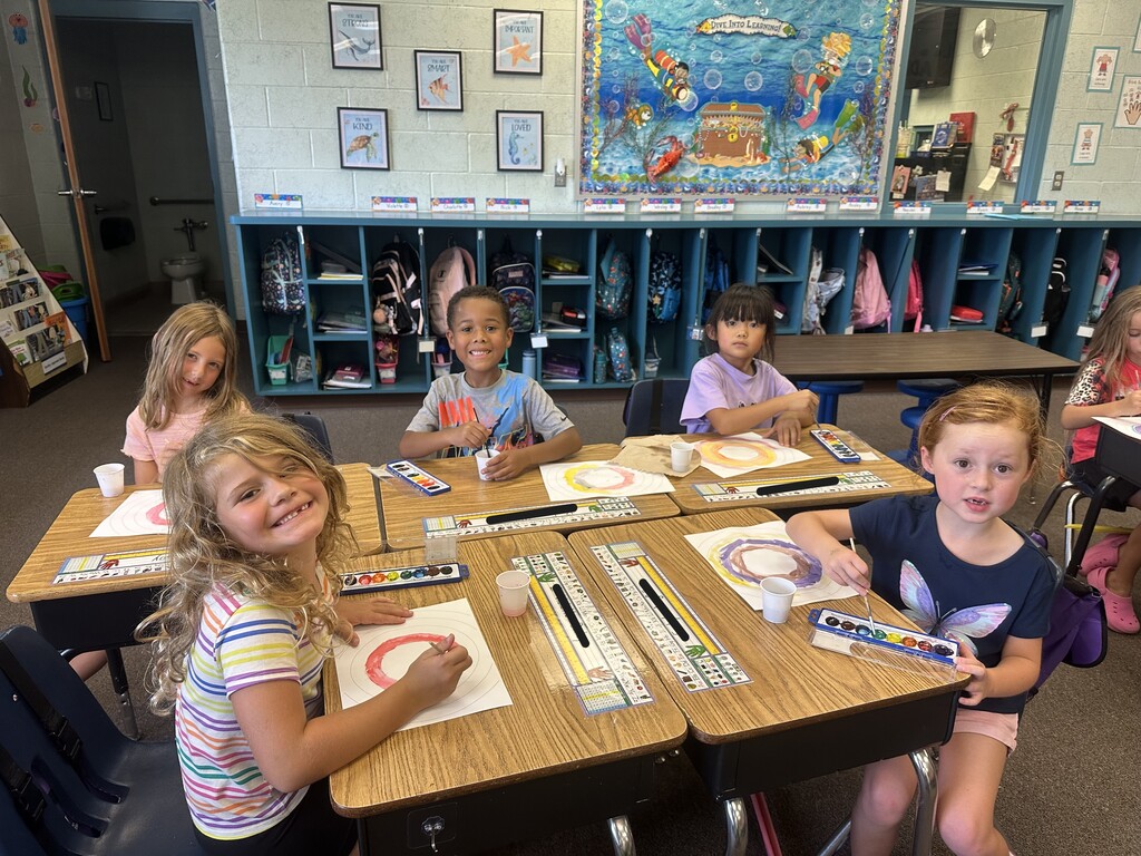🎨 No worries here—just big creativity! 🖌️  Mrs. Kilcoin and Mrs. Cioffi’s class spent the day reading Wemberly Worried and turning their big feelings into colorful masterpieces! We loved seeing how our talented young artists brought the story to life on canvas. 🖼️✨