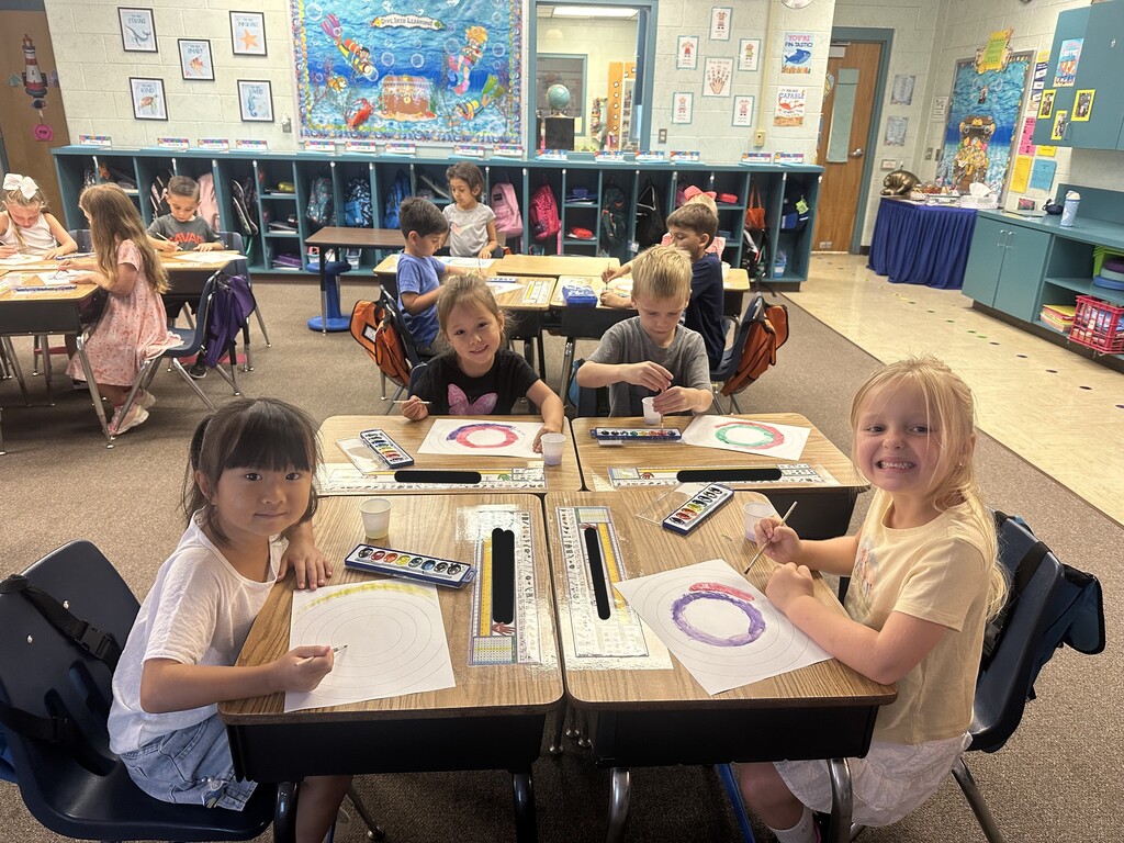 🎨 No worries here—just big creativity! 🖌️  Mrs. Kilcoin and Mrs. Cioffi’s class spent the day reading Wemberly Worried and turning their big feelings into colorful masterpieces! We loved seeing how our talented young artists brought the story to life on canvas. 🖼️✨