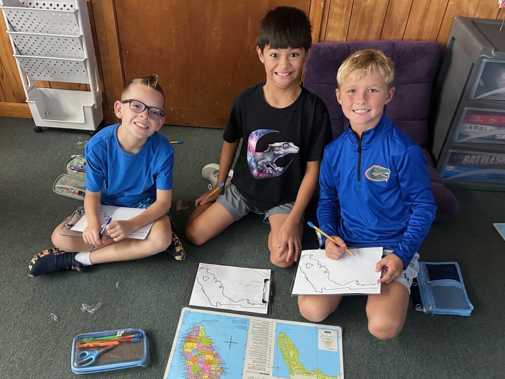 Mrs. Elgin's class turned into expert cartographers today, focusing their creative energy on drawing out maps of our home state, Florida! From the Panhandle down to the Keys, our students are getting to know the Sunshine State inside and out. 🏖️✏️