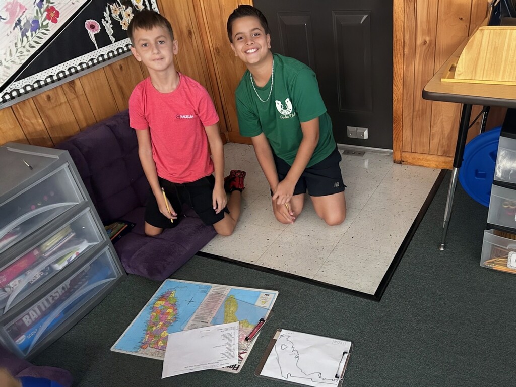 Mrs. Elgin's class turned into expert cartographers today, focusing their creative energy on drawing out maps of our home state, Florida! From the Panhandle down to the Keys, our students are getting to know the Sunshine State inside and out. 🏖️✏️