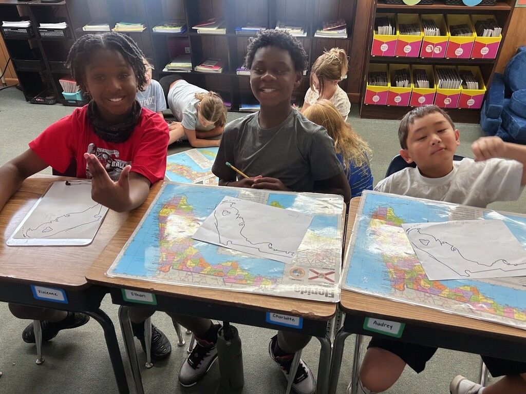 Mrs. Elgin's class turned into expert cartographers today, focusing their creative energy on drawing out maps of our home state, Florida! From the Panhandle down to the Keys, our students are getting to know the Sunshine State inside and out. 🏖️✏️