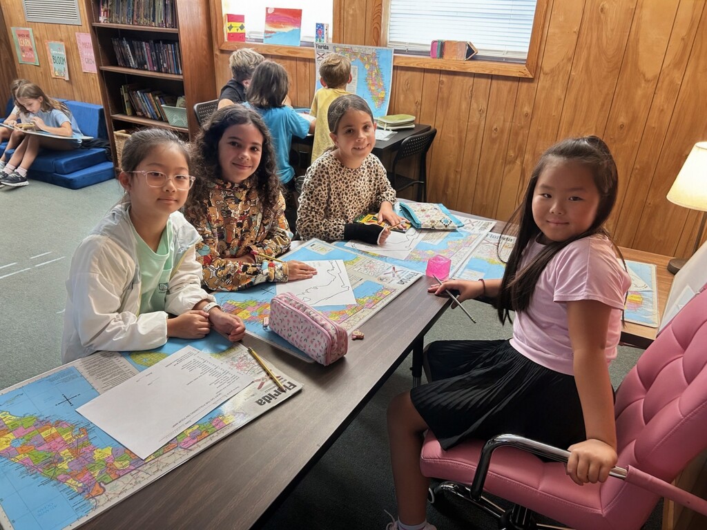 Mrs. Elgin's class turned into expert cartographers today, focusing their creative energy on drawing out maps of our home state, Florida! From the Panhandle down to the Keys, our students are getting to know the Sunshine State inside and out. 🏖️✏️