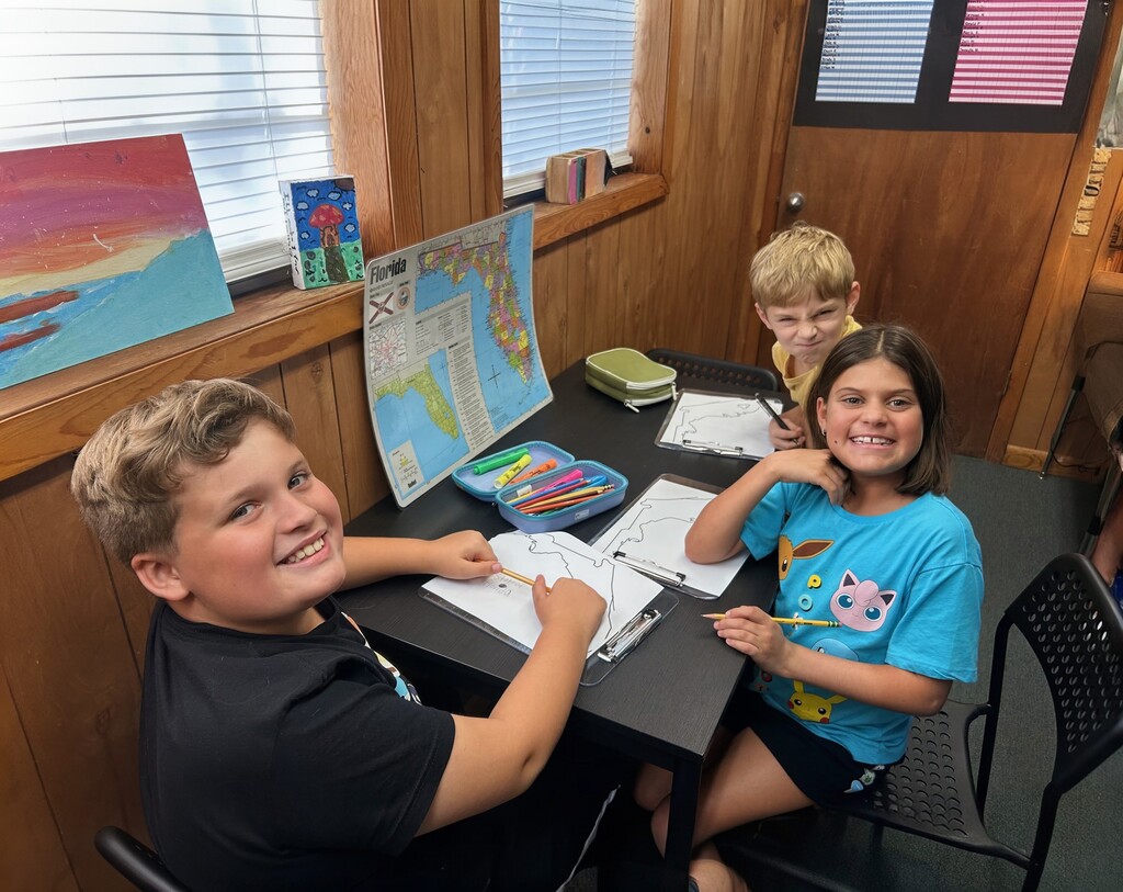 Mrs. Elgin's class turned into expert cartographers today, focusing their creative energy on drawing out maps of our home state, Florida! From the Panhandle down to the Keys, our students are getting to know the Sunshine State inside and out. 🏖️✏️