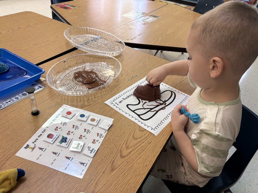 It’s a groovy day in Mrs. Ellsworth’s class! 🐾✨ Our learners dove into the world of Pete the Cat—using their hands, bodies, and voices to master literacy, colors, and counting! From tactile sorting to visual matching, these superstars learn best when they can move, play, and make some noise! 🎨🔢 #GroovyLearners 🐾 #HandsOnClassroom 🎨 #PeteTheCatPreschool 📚