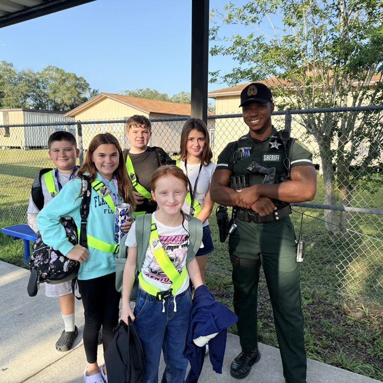 Our SRO and Safety Patrols were hard at work keeping Tynes safe during morning drop-off! 🐯💙