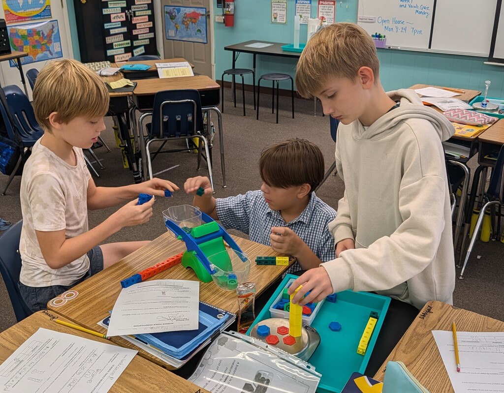 🔬 Massive fun, maximum collaboration, 100% scientific proof! 🌡️📏  Our super 5th-grade scientists took over the lab today for a hands-on investigation! Working in teams, they mastered essential scientific tools to measure mass, volume, temperature, and length—all in metric units, like true pros.  The biggest discovery of the day? Hands-on learning and teamwork are off the charts! 📊✨