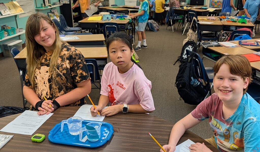 🔬 Massive fun, maximum collaboration, 100% scientific proof! 🌡️📏  Our super 5th-grade scientists took over the lab today for a hands-on investigation! Working in teams, they mastered essential scientific tools to measure mass, volume, temperature, and length—all in metric units, like true pros.  The biggest discovery of the day? Hands-on learning and teamwork are off the charts! 📊✨