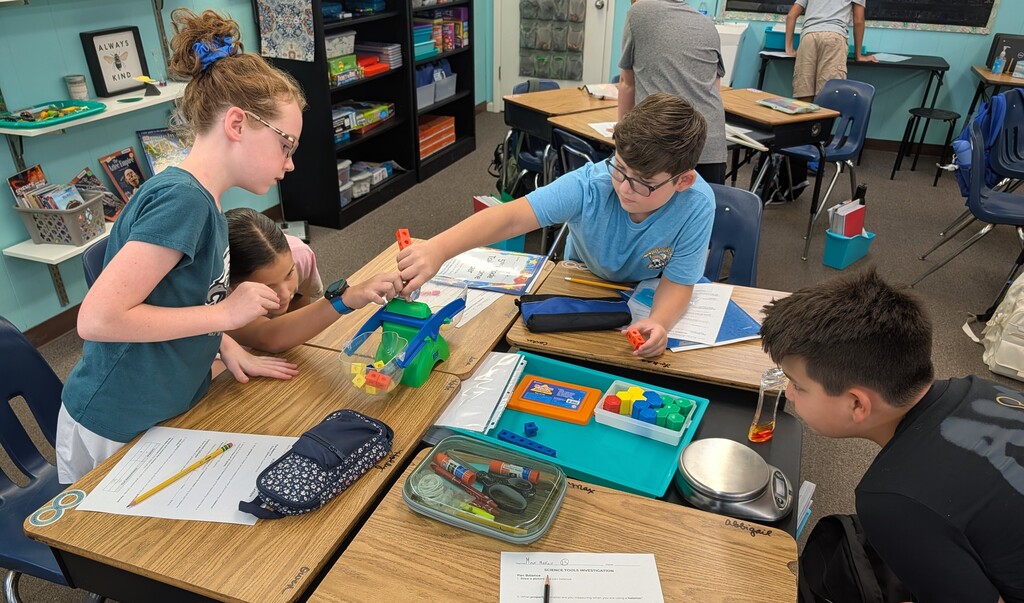 🔬 Massive fun, maximum collaboration, 100% scientific proof! 🌡️📏  Our super 5th-grade scientists took over the lab today for a hands-on investigation! Working in teams, they mastered essential scientific tools to measure mass, volume, temperature, and length—all in metric units, like true pros.  The biggest discovery of the day? Hands-on learning and teamwork are off the charts! 📊✨
