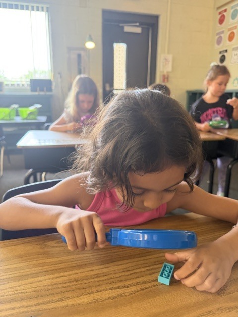 🔍 Mini Scientists on the Loose! 🔍 Mrs. Kilcoin and Mrs. Cioffi’s classes brought out their inner detectives today, zooming in on the world around them with their trusty hand lenses! 🔬✨ Watch out—no tiny detail went unnoticed! 🧪👀 #FutureScientists #HandsOnLearning #ClassroomDetectives #ScienceIsFun