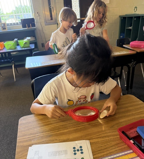 🔍 Mini Scientists on the Loose! 🔍 Mrs. Kilcoin and Mrs. Cioffi’s classes brought out their inner detectives today, zooming in on the world around them with their trusty hand lenses! 🔬✨ Watch out—no tiny detail went unnoticed! 🧪👀 #FutureScientists #HandsOnLearning #ClassroomDetectives #ScienceIsFun