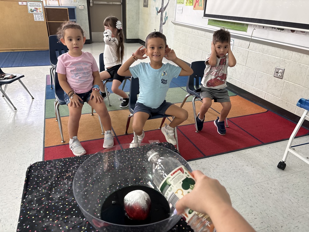 🍎🎉 Happy Johnny Appleseed Day! 🎉🍏 Our youngest Manatees had the absolute sweetest Friday wrapping up their Apple Unit with an epic Apple Party! Here’s a peek at how we celebrated: 🥣 Made delicious homemade applesauce 🍏 Conducted a official Red, Yellow, and Green taste-test (verdict: delicious!) 🌋 Erupted an apple volcano 🌾 Built colorful apple orchards by sorting cereal Safe to say we had an apple-solutely wonderful time learning and playing together!