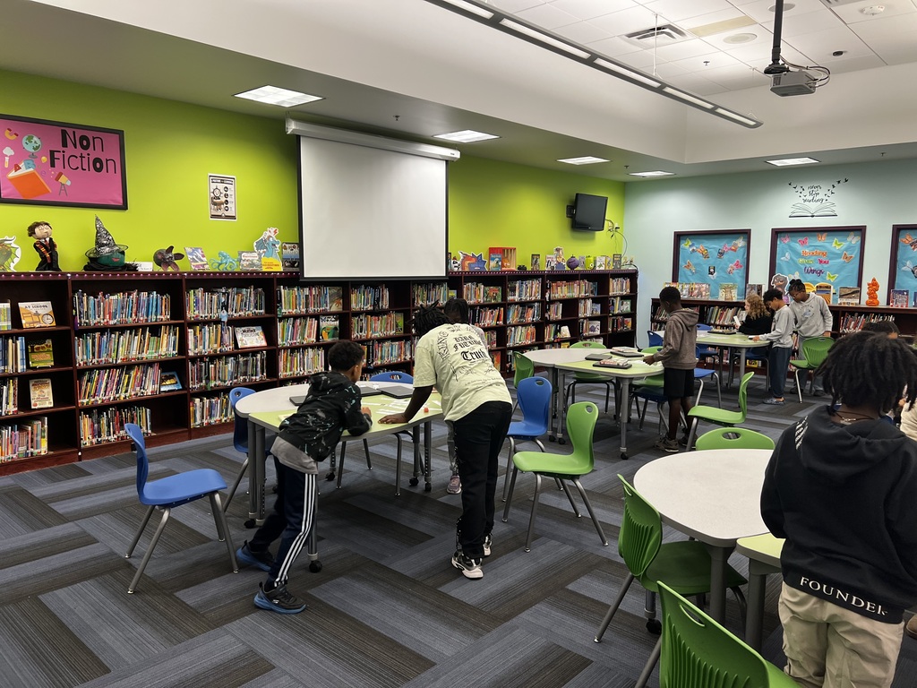 5th graders playing a game in media class