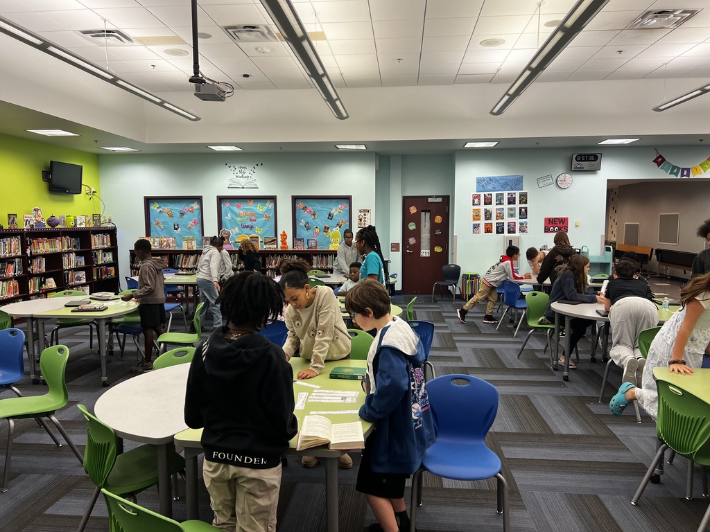 5th graders playing a game in media class