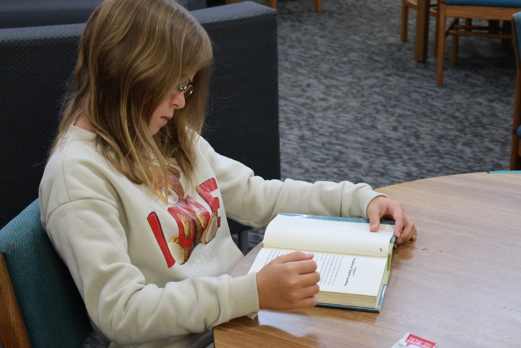 Think just elementary students have a designated library book check-out process? Think again! It's just as important to check out and read books in middle school! #celebrate379