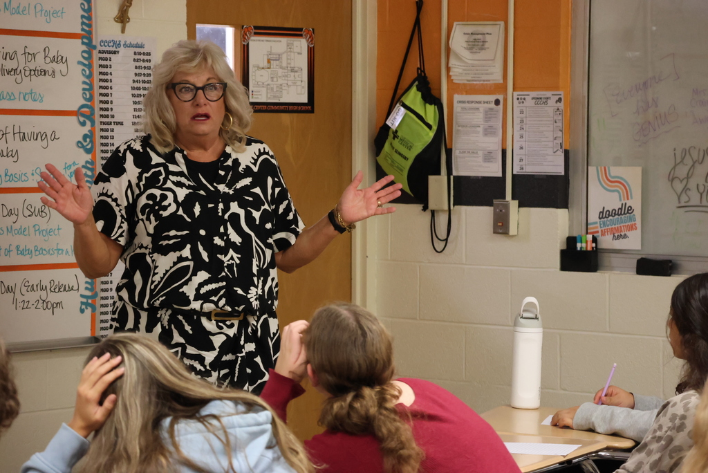 Mrs. Craig welcomed some special guests today to her freshman health classes. Clay Counts Communications Coordinator Matt Weller and YLinK member Kate Larson spoke on Clay County drug use and mental health data, and what Clay Counts, USD 379, and YLinK are doing to help. Matt also talked about the role of social media on mental health. #celebrate379