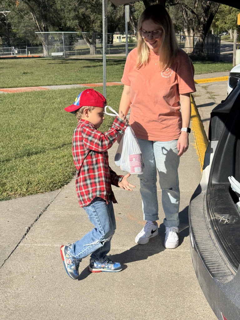 Vv is for Vegetables and the amazing Cubs at LES did not disappoint. Thank you, LES, for your help with Mrs. Shannon's service project! The shelves at the Lighthouse will be full, but their hearts will be even fuller! #celebrate379