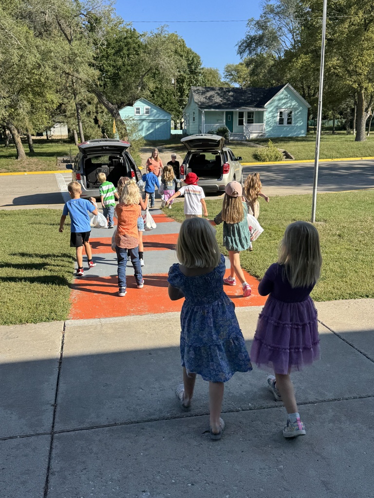 Vv is for Vegetables and the amazing Cubs at LES did not disappoint. Thank you, LES, for your help with Mrs. Shannon's service project! The shelves at the Lighthouse will be full, but their hearts will be even fuller! #celebrate379