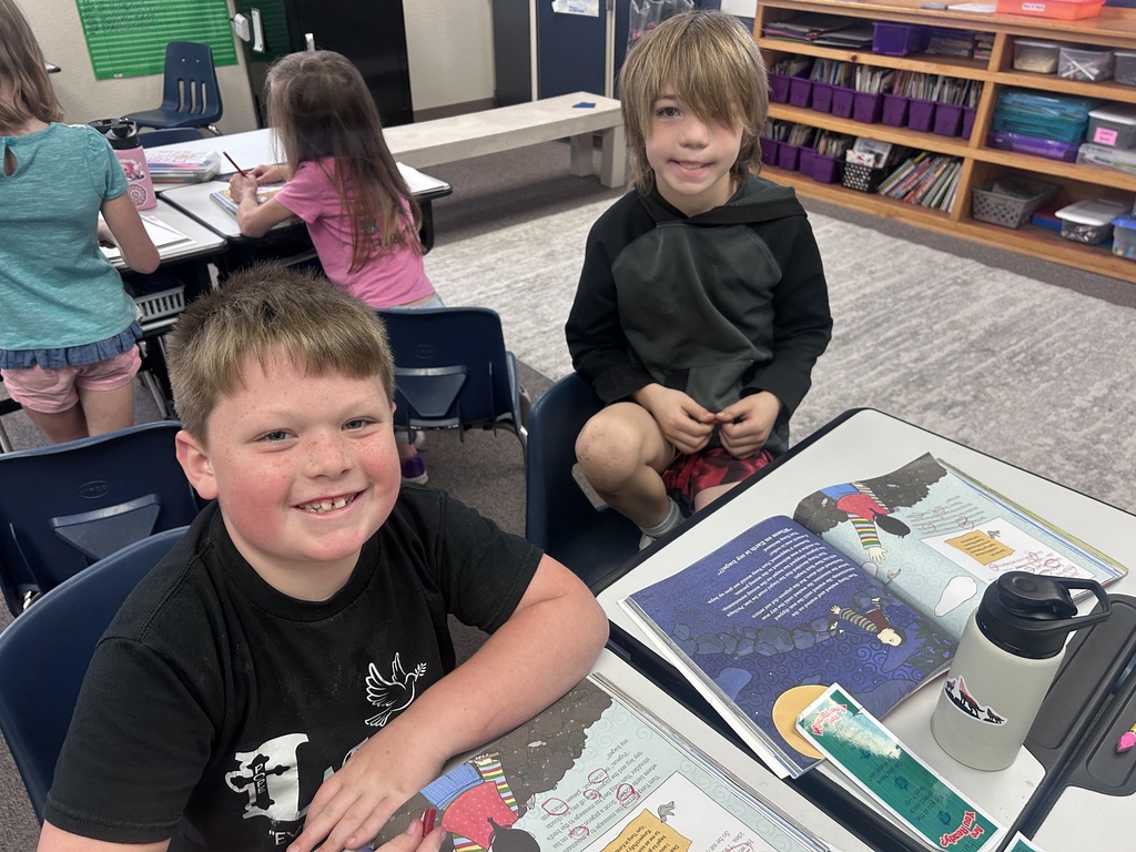 Today, Mrs. Payne's 2nd graders practiced identifying parts of speech in dictated sentences that include this week’s spelling words. Students then used Habit 6: Synergize, and circled the verbs in the story we’re reading this week. It was a great reminder that a complete sentence must include a verb! #celebrate379