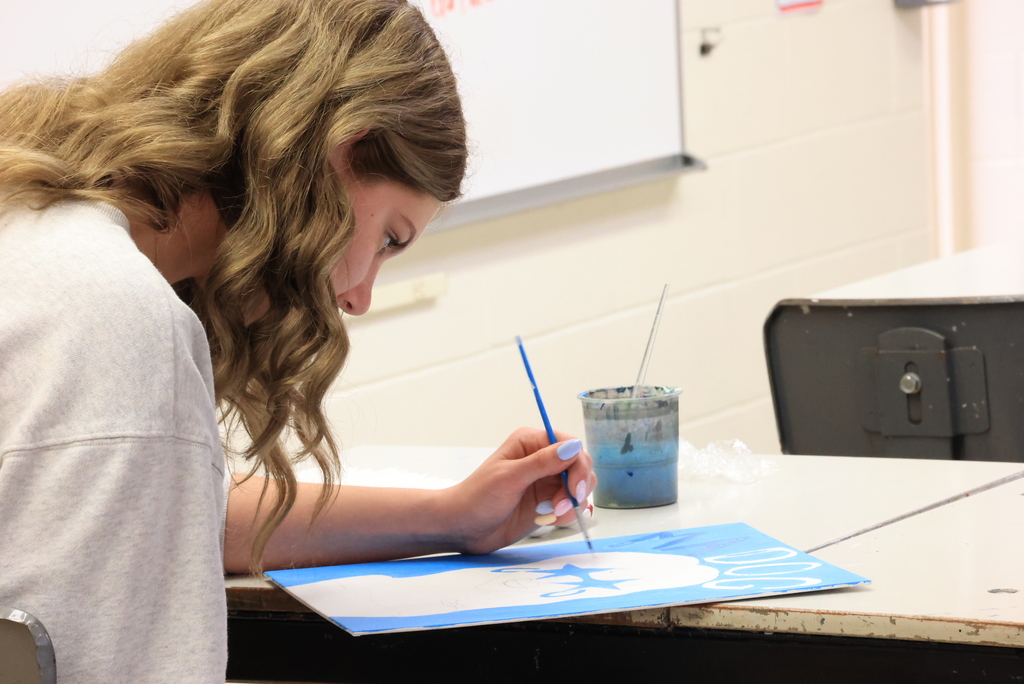 A student draws her self portrait.