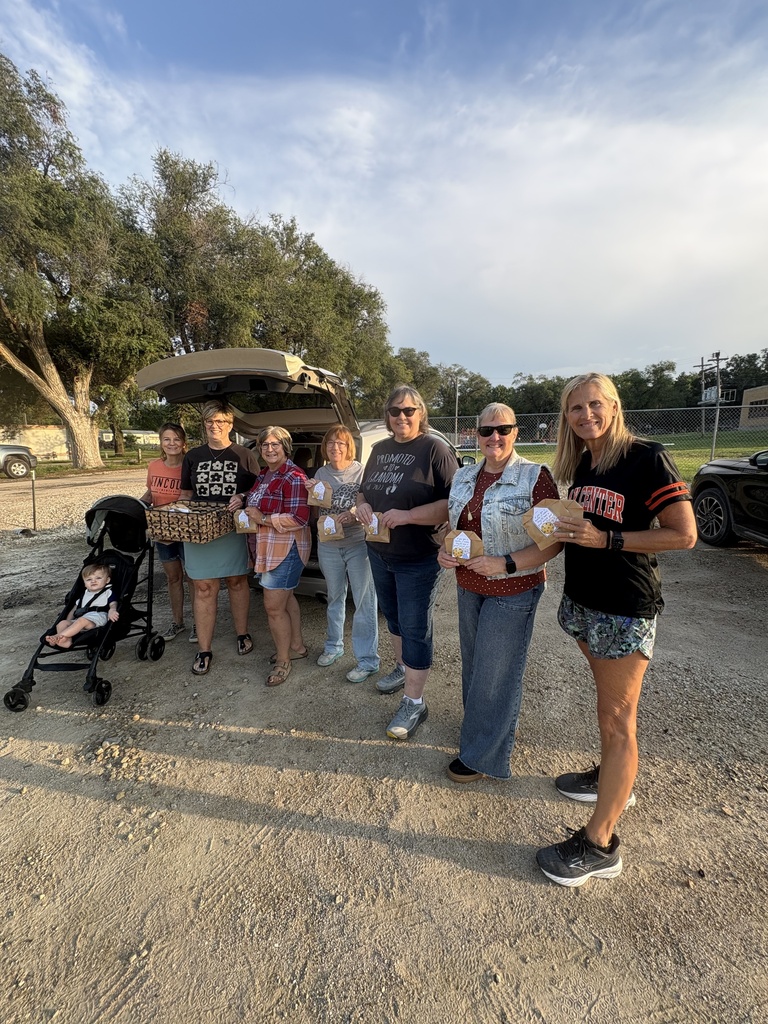 The tradition continued today, as retired LES teachers welcomed current LES staff with snacks on the first day of school!