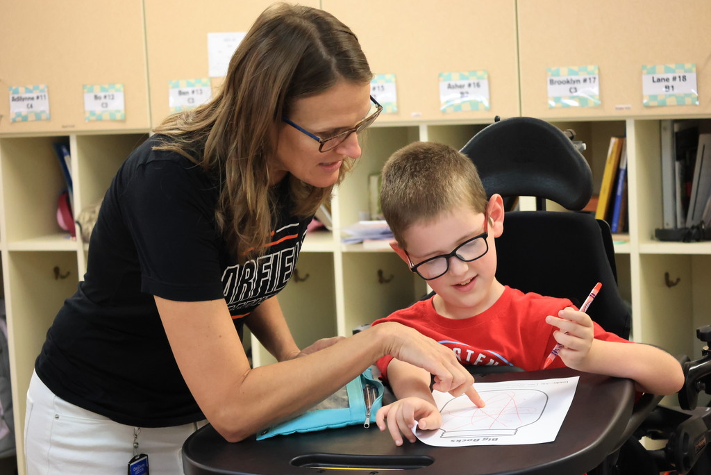 Mrs. Cott gets into homerooms at least once every other week for Leader In Me counseling lessons. Today, she taught Ms. Bott's 5th graders about "big rocks and small rocks."  Students thought about how "big rocks" take up a lot of space in their jar, and how "small rocks" can add up quickly and take over the jar, even when they aren't as important as the big rocks.