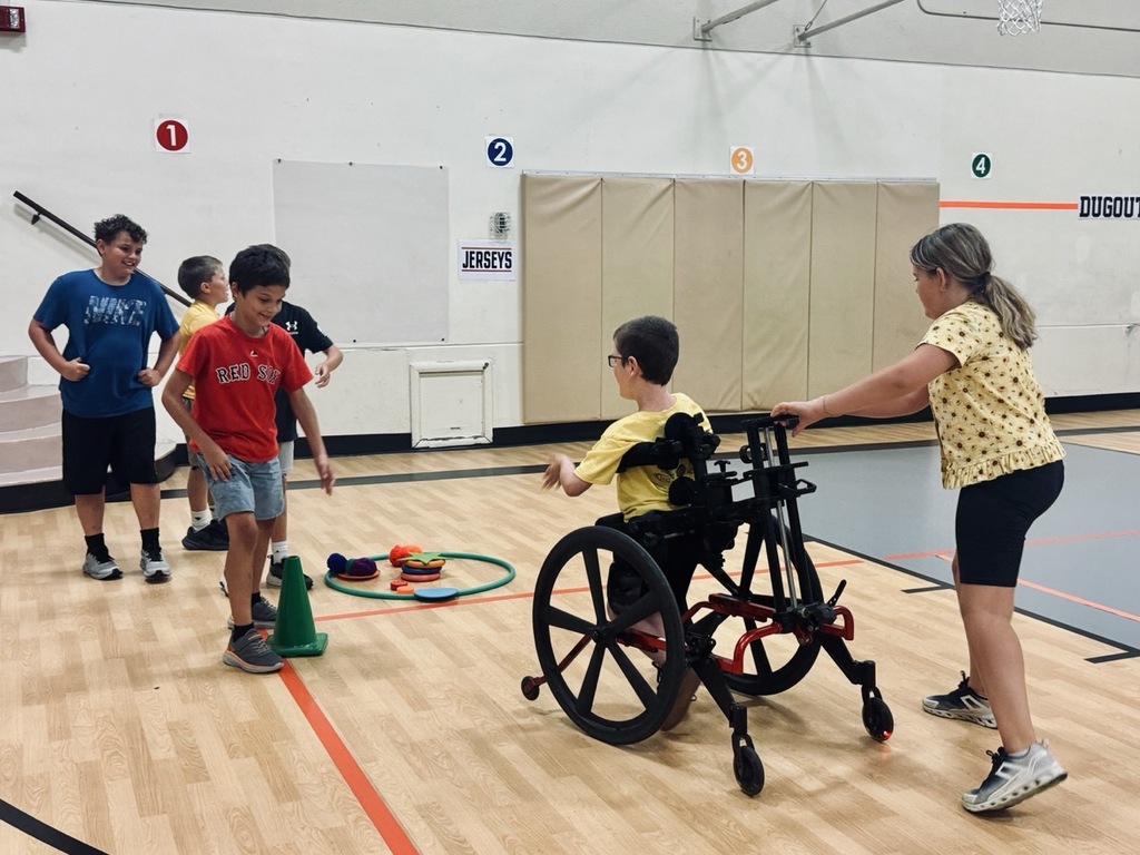 Students in Mrs. Craig’s PE classes spent four days learning about the health-related and skill-related components of fitness through a variety of fun and challenging fitness stations. Students explored skills such as cardiorespiratory endurance, muscular strength and endurance, flexibility, agility, power, speed, balance, coordination, and reaction time.