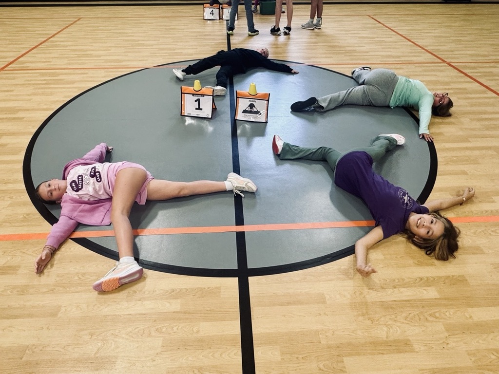 Students in Mrs. Craig’s PE classes spent four days learning about the health-related and skill-related components of fitness through a variety of fun and challenging fitness stations. Students explored skills such as cardiorespiratory endurance, muscular strength and endurance, flexibility, agility, power, speed, balance, coordination, and reaction time.