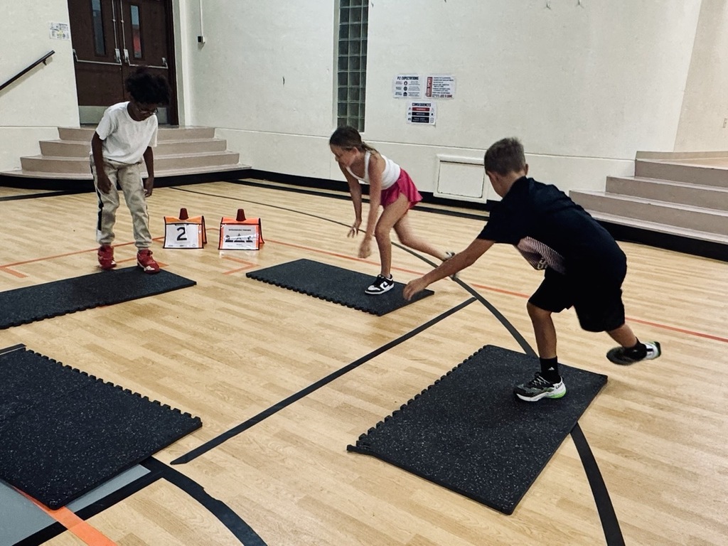 Students in Mrs. Craig’s PE classes spent four days learning about the health-related and skill-related components of fitness through a variety of fun and challenging fitness stations. Students explored skills such as cardiorespiratory endurance, muscular strength and endurance, flexibility, agility, power, speed, balance, coordination, and reaction time.
