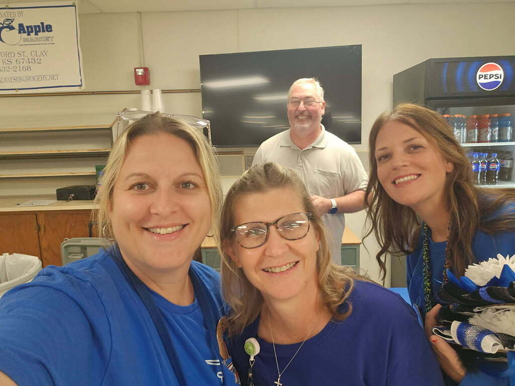 The USD 379 Excellence Foundation celebrated the Wakefield staff this morning by bringing in Mr. Summerson and the Bomber Grind to provide drinks to all staff members. Happy Friday! #Celebrate379