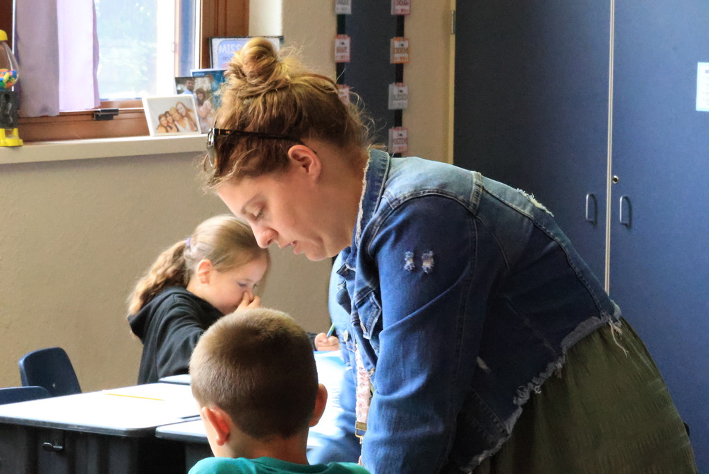Mrs. Ringering helps her 2nd graders write a paragraph describing summer activities.