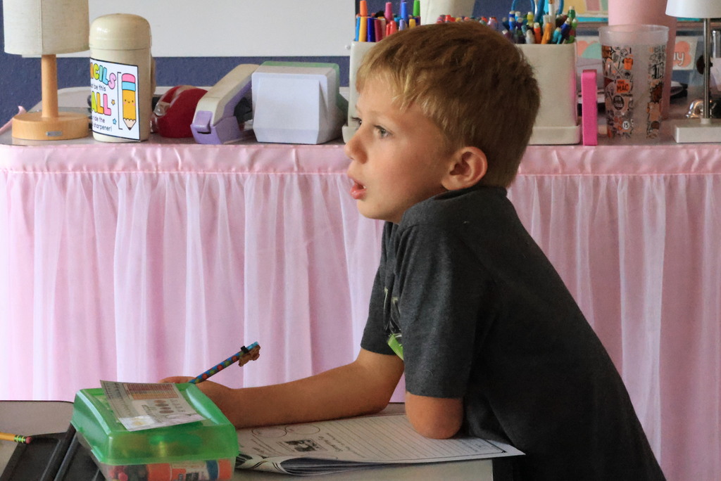 Mrs. Ringering helps her 2nd graders write a paragraph describing summer activities.
