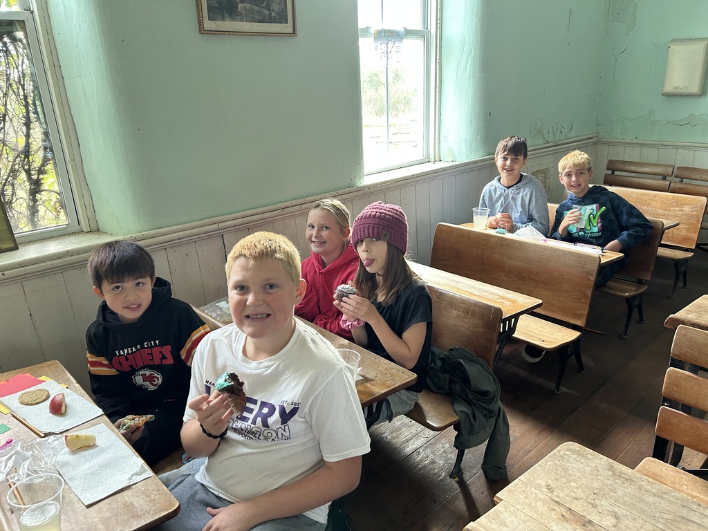 Mr. Yenni's 5th graders during their visit to the Sunnyslope Elementary one-room schoolhouse.
