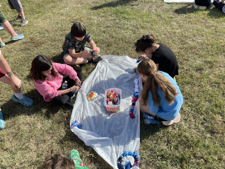 kids making tyedye shirts