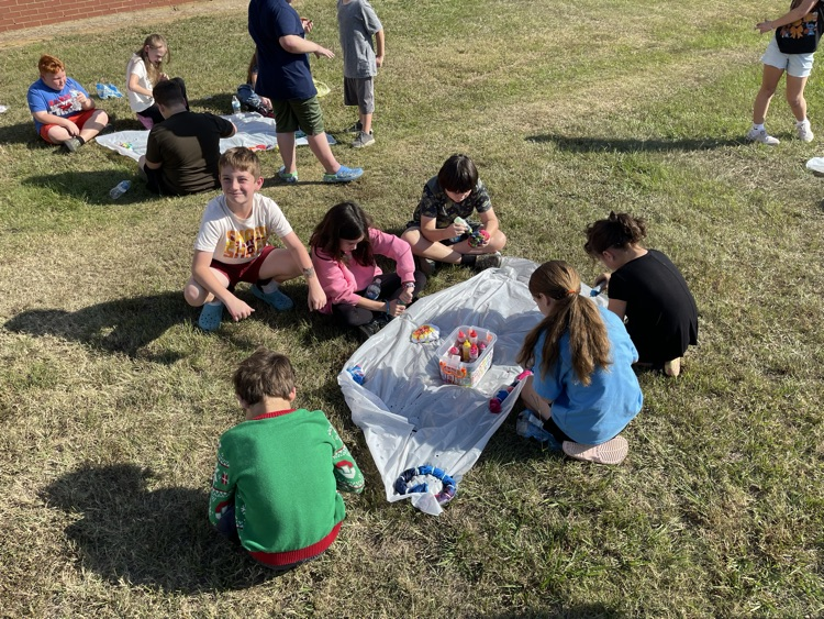 kids making tyedye shirts