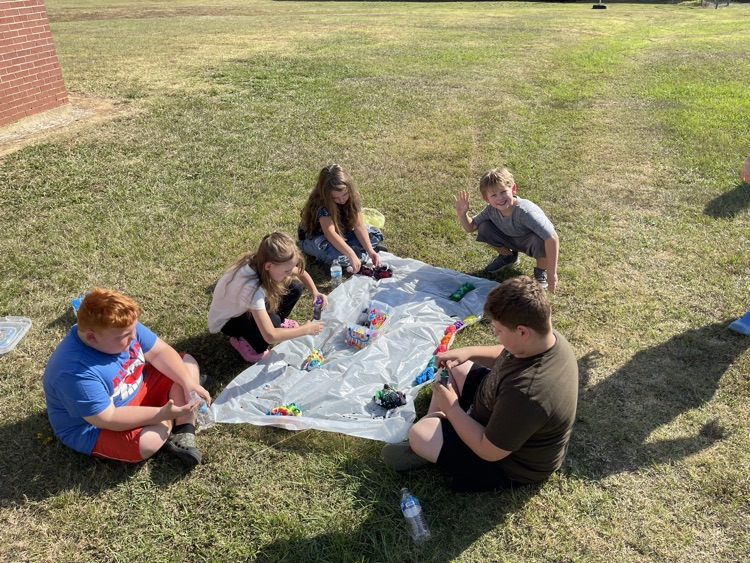 kids making tyedye shirts