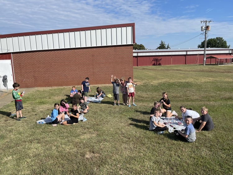 kids making tyedye shirts