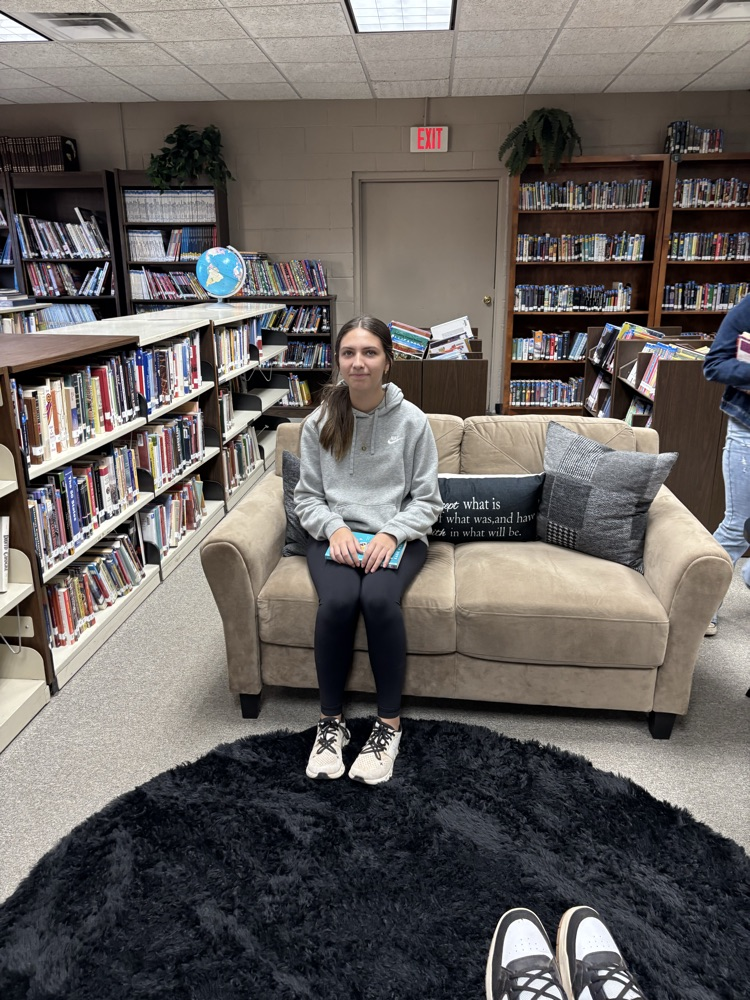 PHOTO OG STUDENT READING AND RELAXING