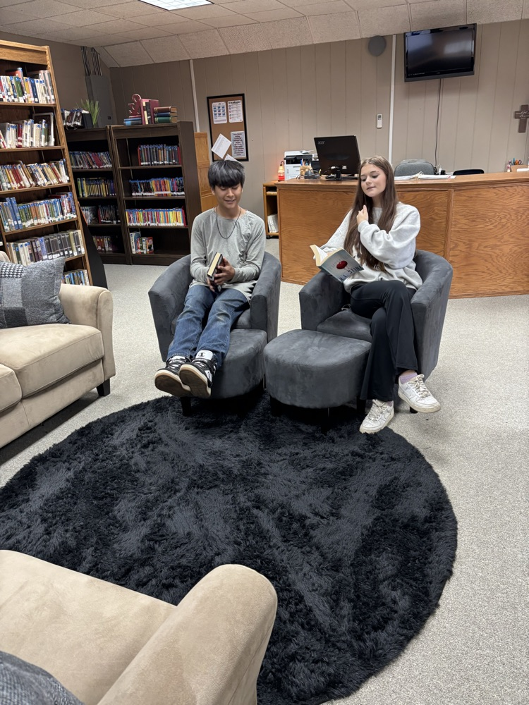 PHOTO OF STUDENTS VISITING