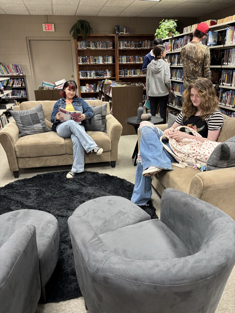PHOTO OF STUDENTS READING